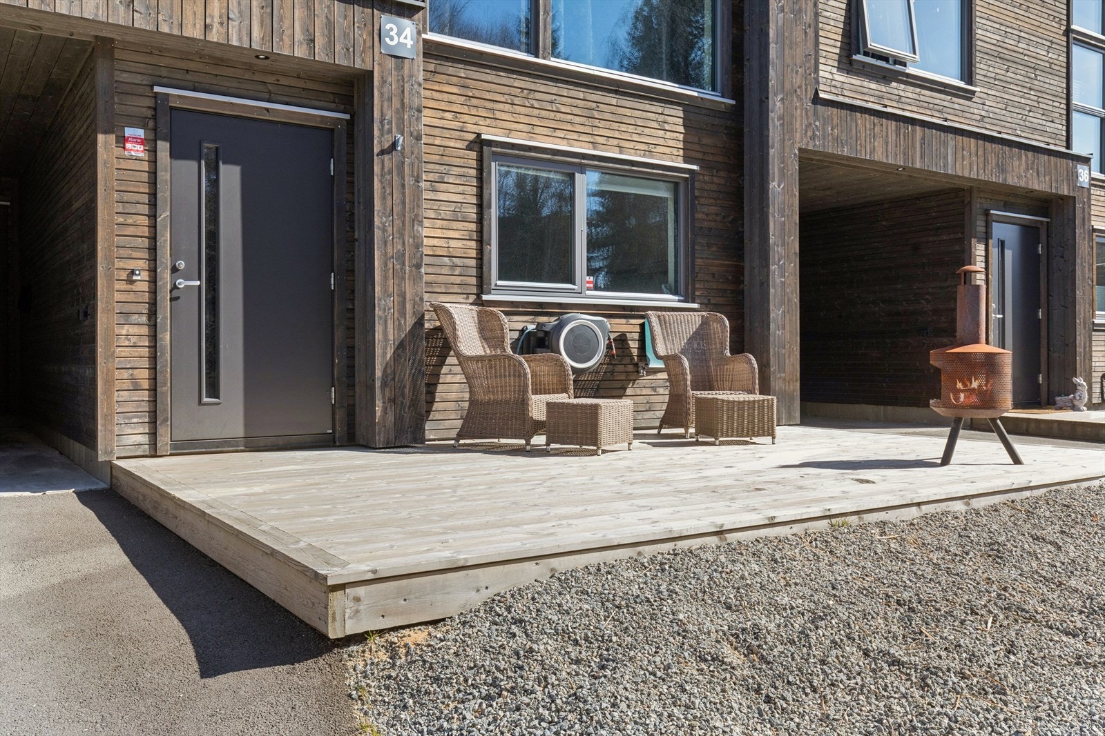 Selger har en stor terrasse både foran og bak. Galleribilde
