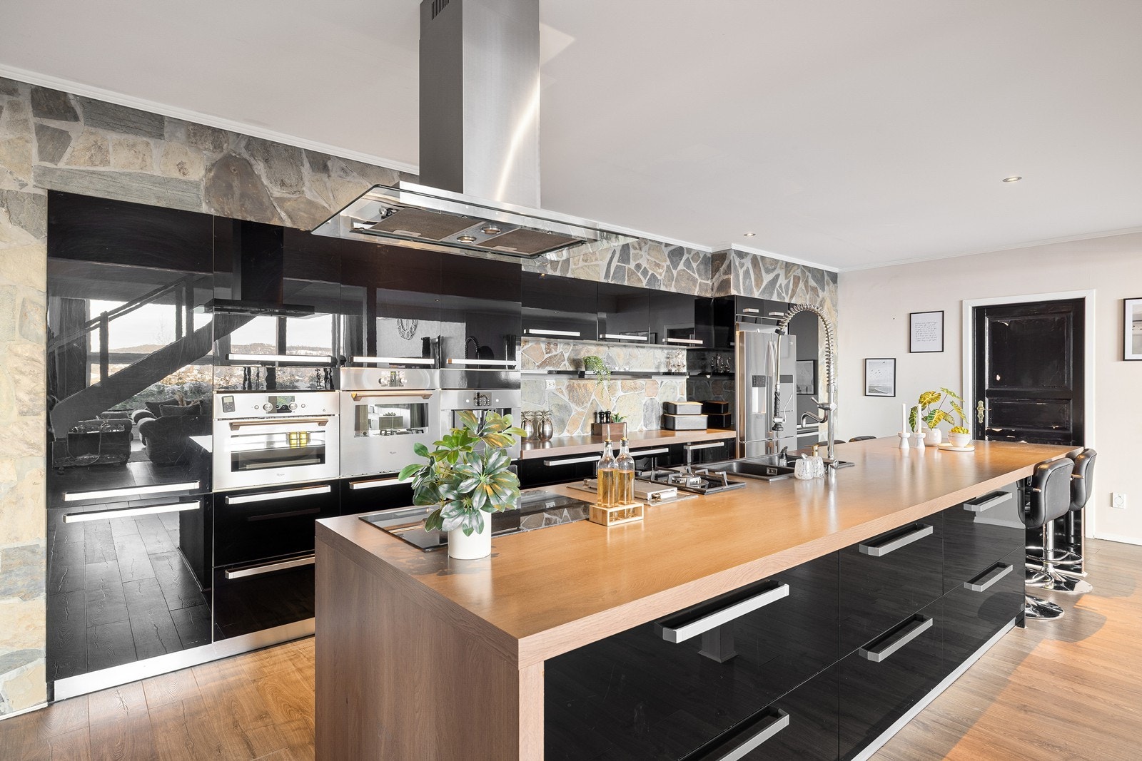 Kjøkkenet er en drøm for den matglade, med italiensk designinnredning og en generøs kjøkkenøy som fungerer som en naturlig samlingsplass. Galleribilde