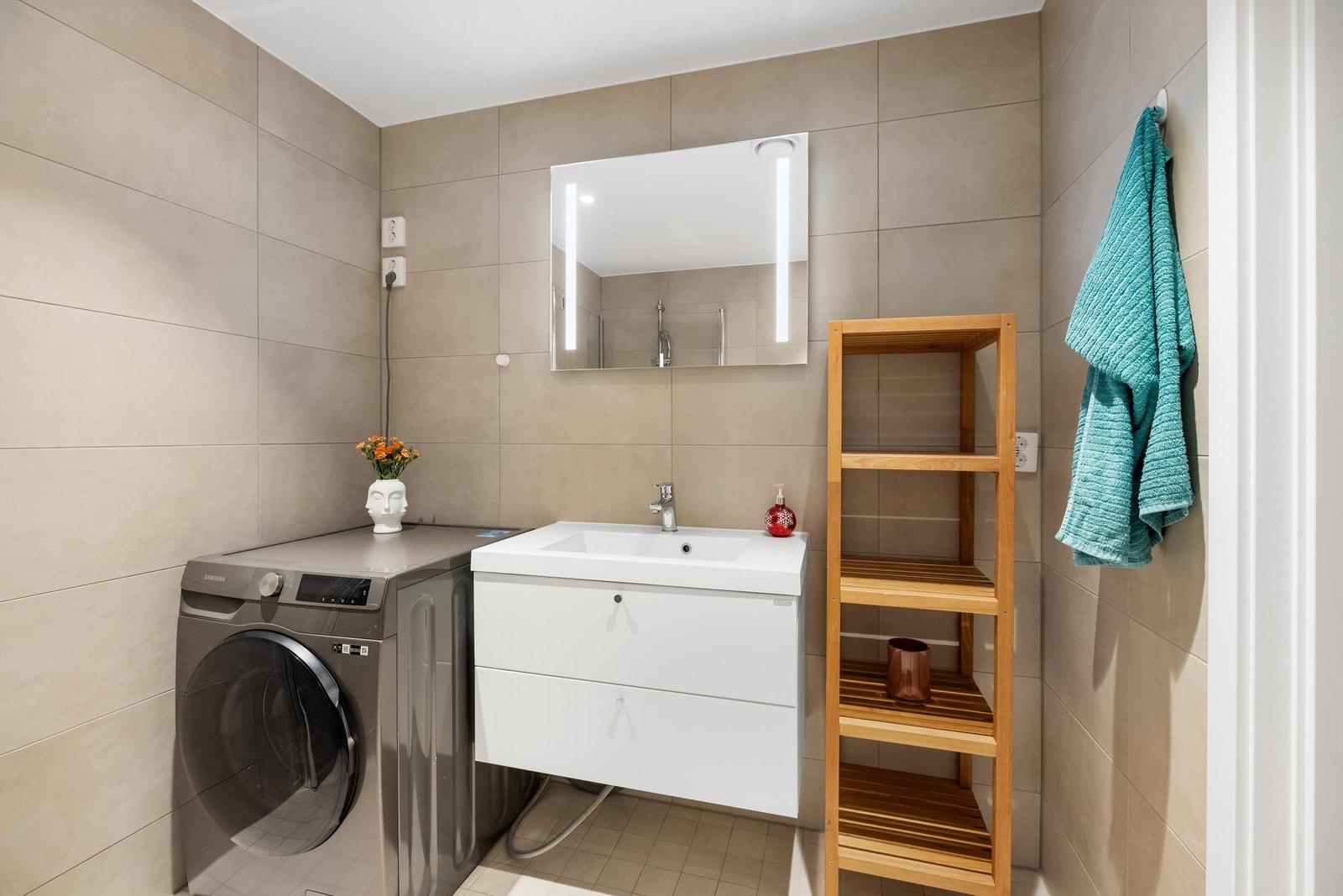 Badet har flislagt gulv med elektrisk gulvvarme for økt komfort. Galleribilde