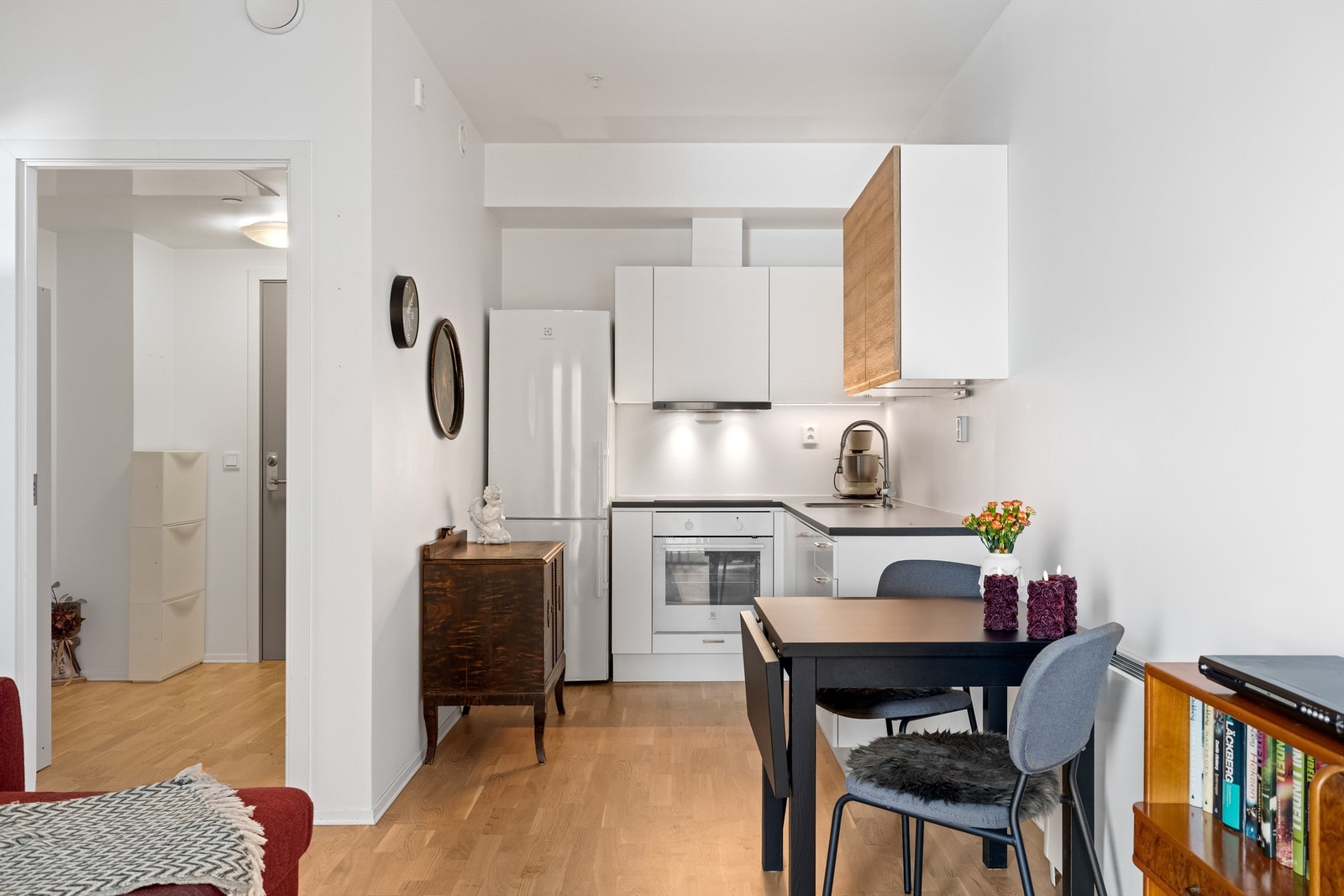 Kjøkkeninnredningen har hvite, glatte fronter og en slitesterk laminatbenkeplate. Galleribilde