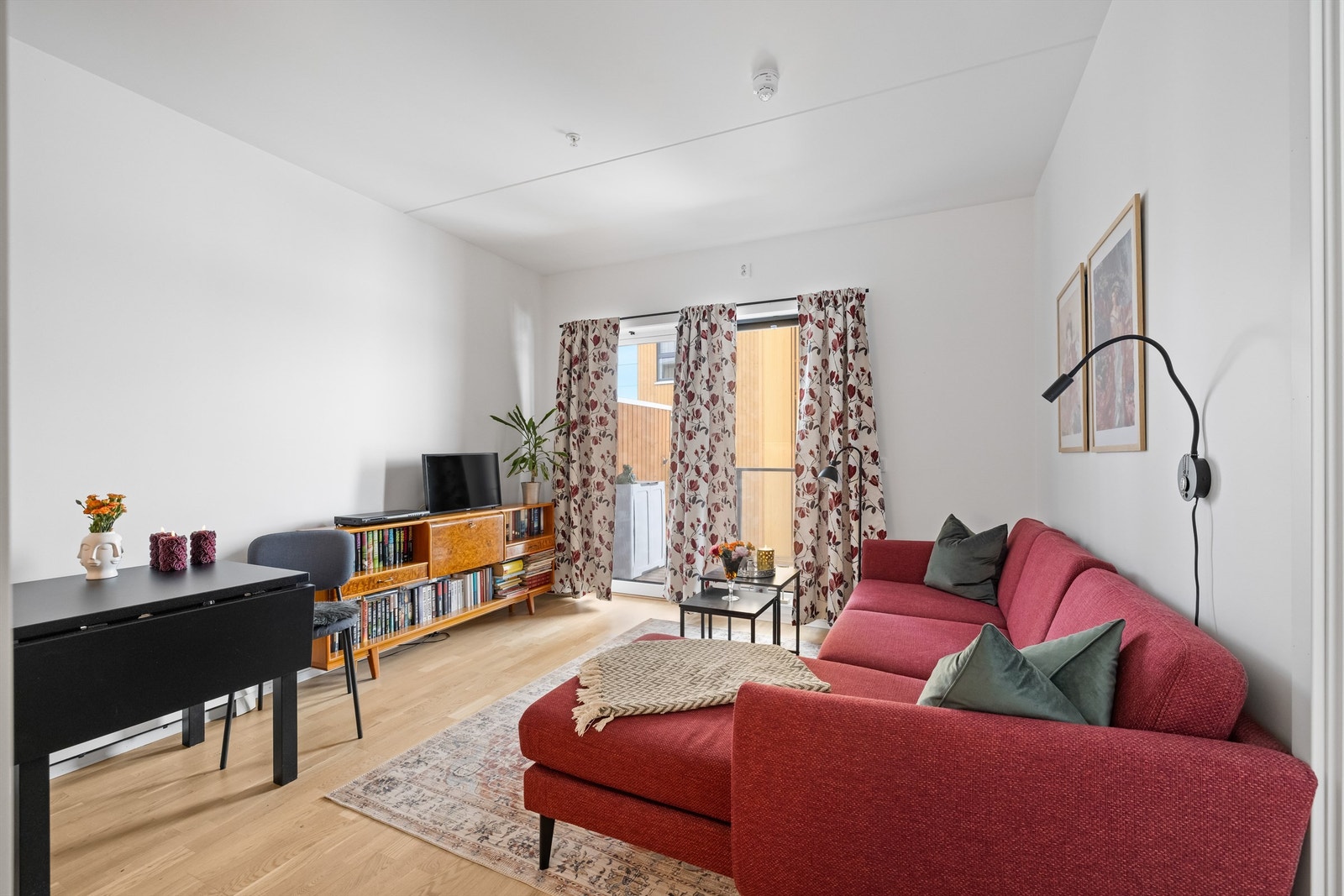 Stuen er leilighetens sentrale rom, med direkte utgang til en romslig, overbygget balkong. Galleribilde