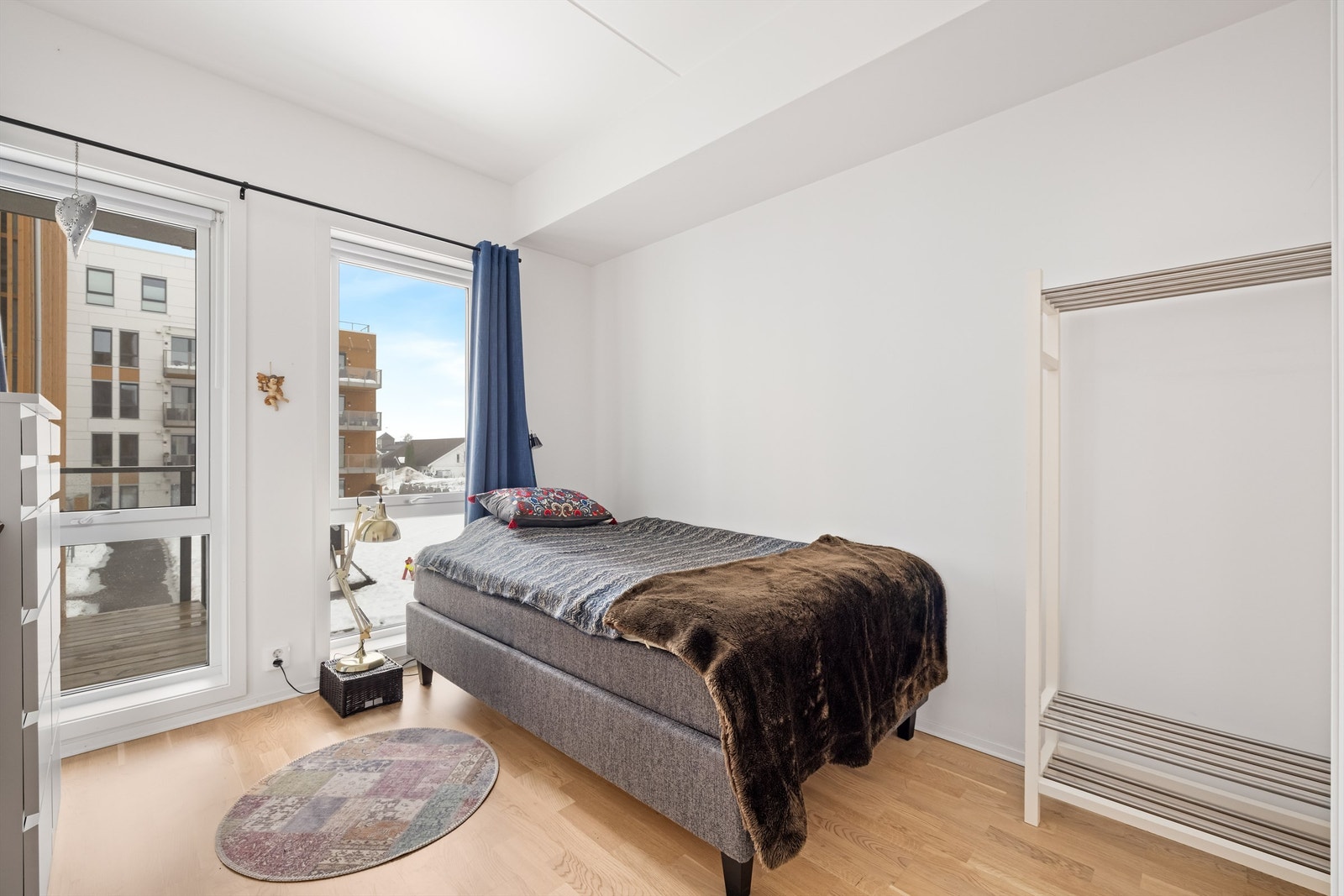 Soverommet har plass til seng og oppbevaringsmøbler. Galleribilde