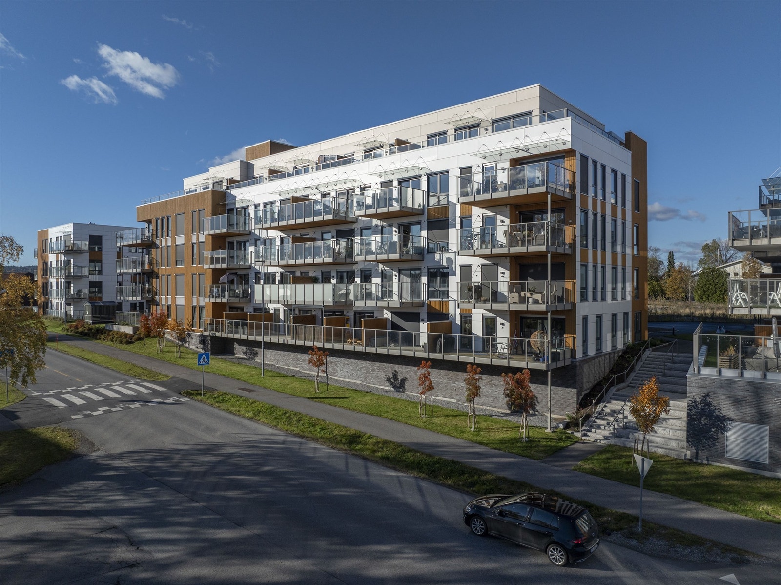 Bygget er fra 2021 og har en moderne fasade med en kombinasjon av fasadeplater og trepanel. Galleribilde