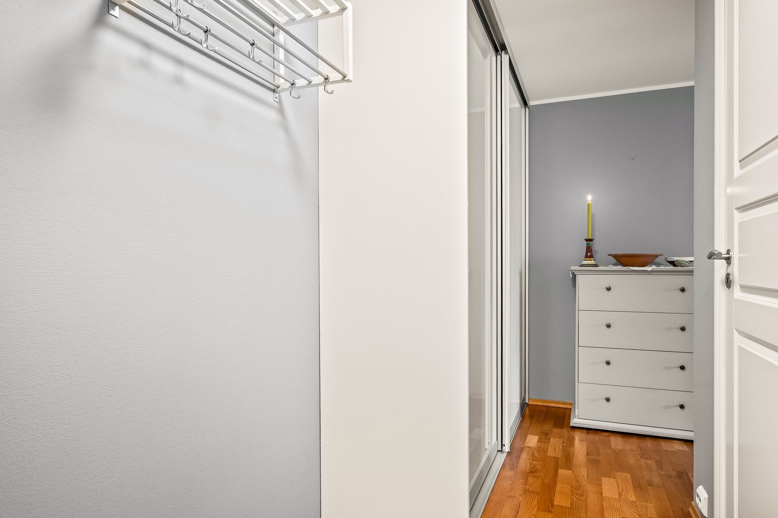 Entré med skyvedørsgarderobe og jakke oppheng Galleribilde