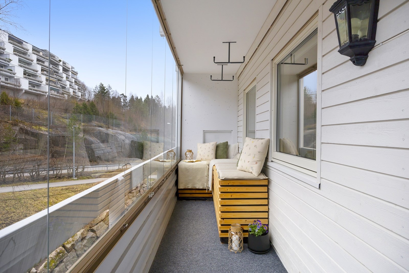 Fra hovedsoverommet er det direkte adkomst til en nordøst-vendt balkong på ca. 8 m², hvor man kan nyte solen i fredelige omgivelser. Galleribilde