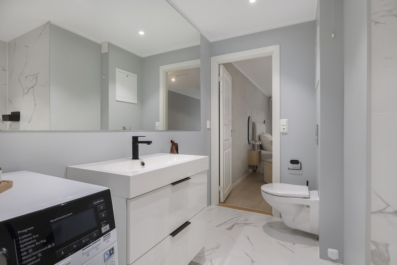 Badet har flislagt gulv, flislagte og malte veggflater, malt himling med downlights, elektrisk gulvvarme og mekanisk avtrekk. Galleribilde