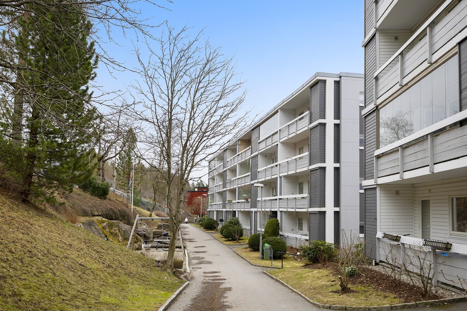 Boligen har en attraktiv beliggenhet ved markagrensen på Holmenkollens vestside, i et stille, usjenert og barnevennlig boligområde. Galleribilde