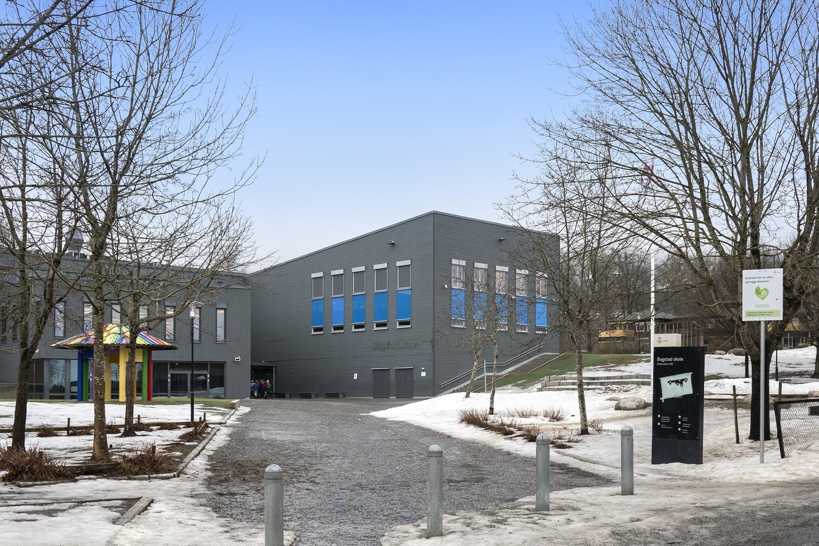 Kort vei til Bogstad skole, som gjør beliggenheten særlig attraktiv for barnefamilier i en travel hverdag. Galleribilde