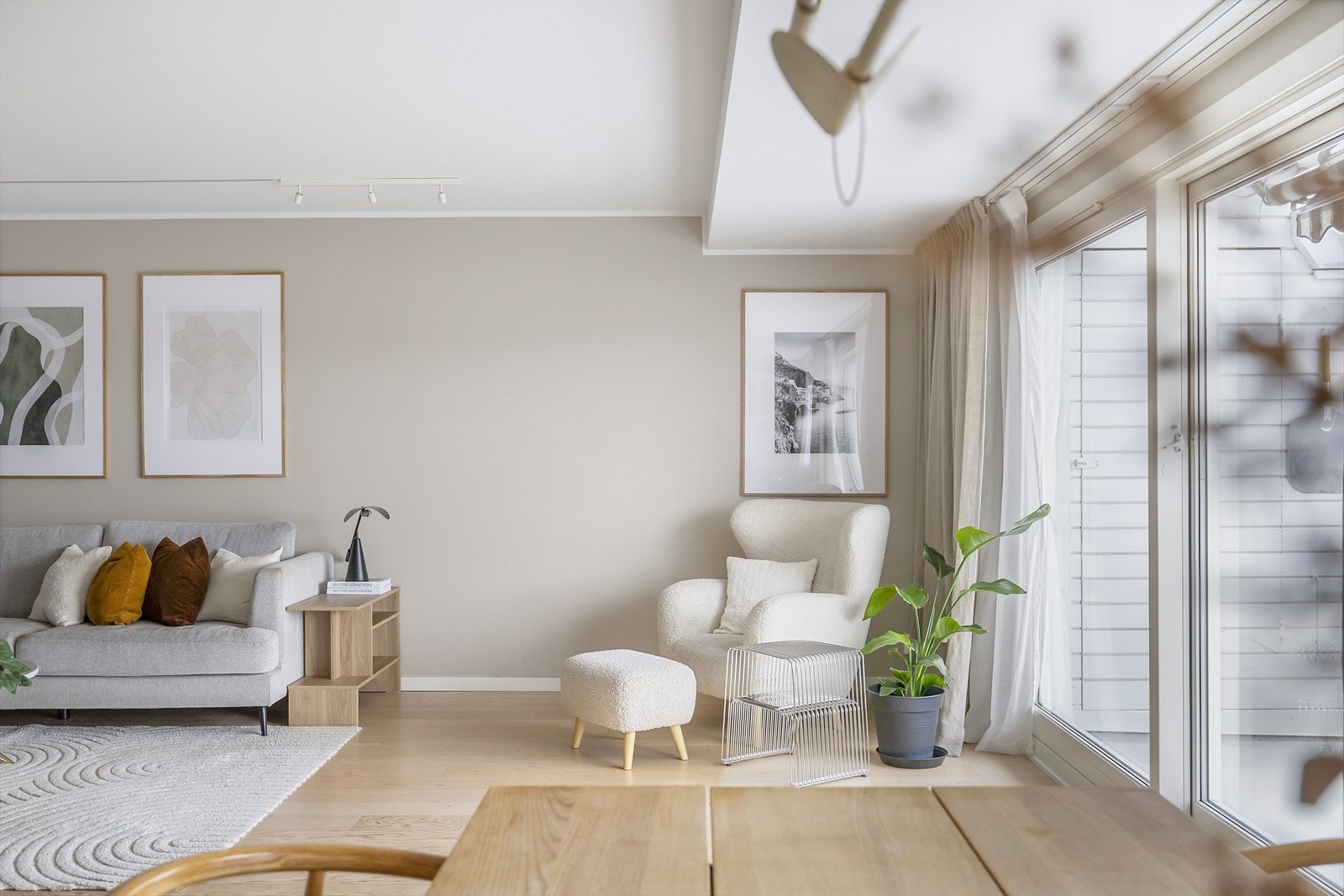 Boligen har en meget god intern beliggenhet og byr på en praktisk planløsning med tre gode soverom samt to lekre bad fra 2020. Galleribilde