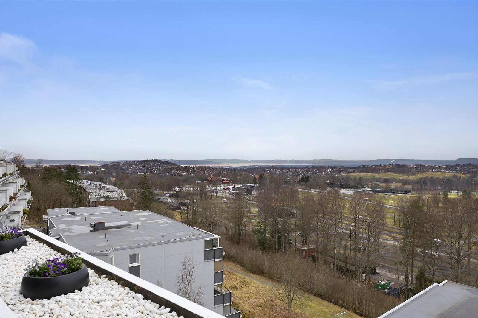 Terrassen fremstår som en naturlig forlengelse av stuen i sommerhalvåret, med god plass til utemøbler, grill og sosiale sammenkomster. Dette er en sjelden flott uteplass som gir boligen det lille ekstra. Galleribilde