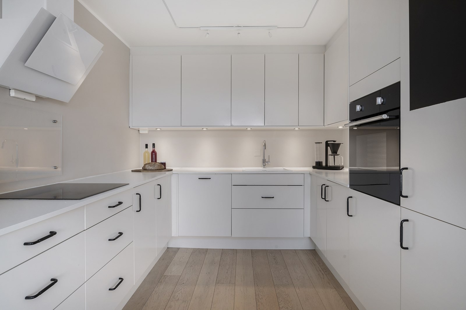 Lekker kjøkkeninnredning fra HTH, pusset opp i 2020, med glatte fronter og laminat benkeplate. Galleribilde