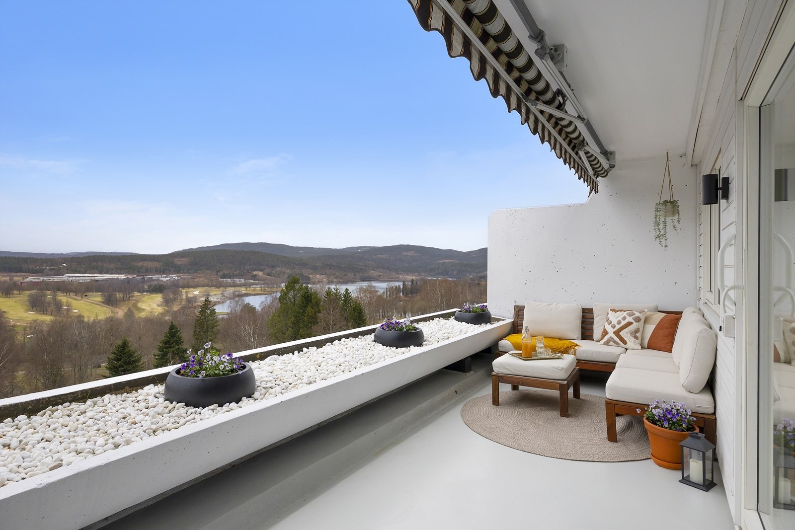 Fra stuen er det utgang til en ca. 12 m² sørvest-vendt terrasse med helt fantastisk utsikt. Galleribilde