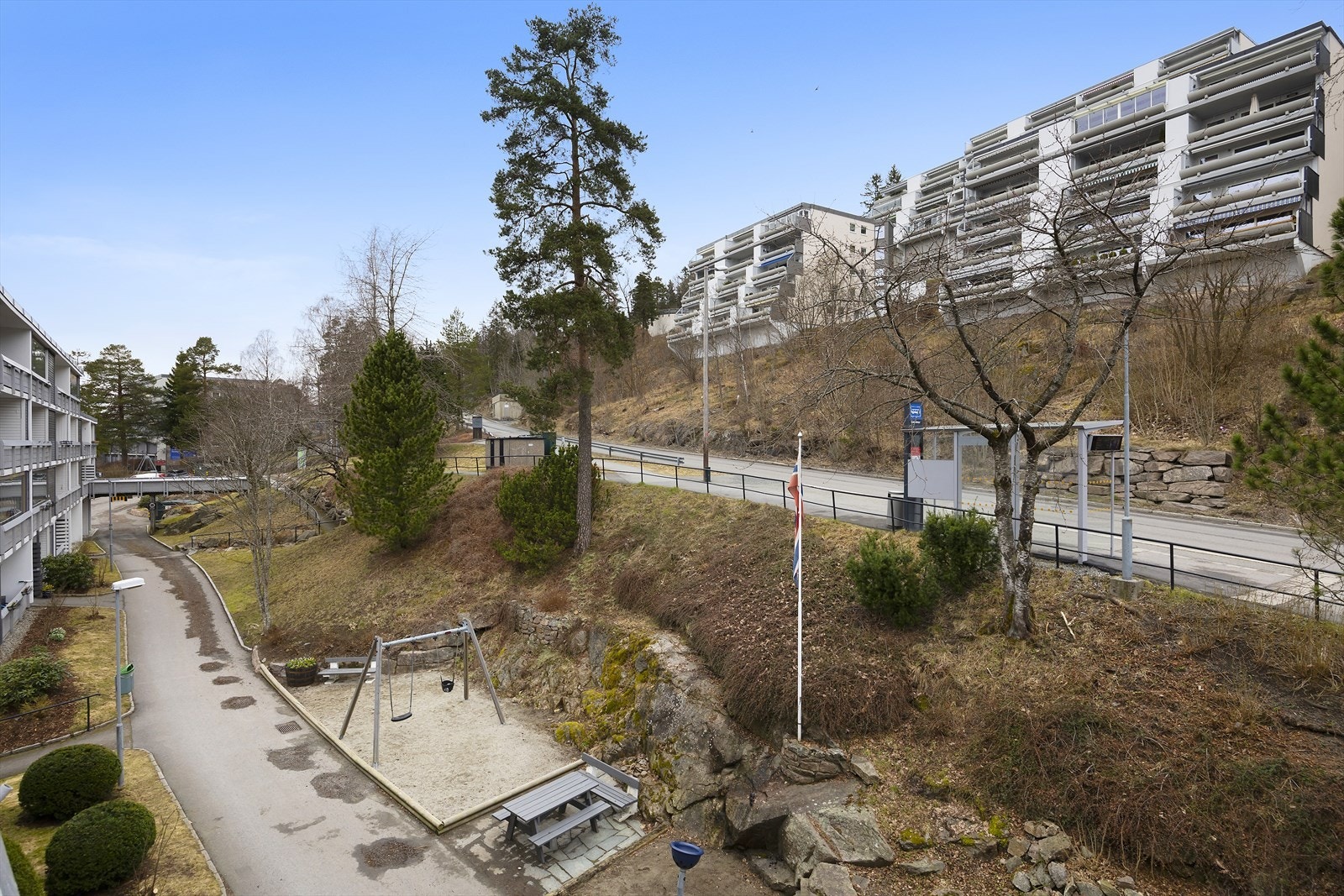 Området byr på fantastiske friluftsmuligheter året rundt. Vinterstid starter det preparerte løypenettet allerede på gangveien til Strømsdammen. Galleribilde