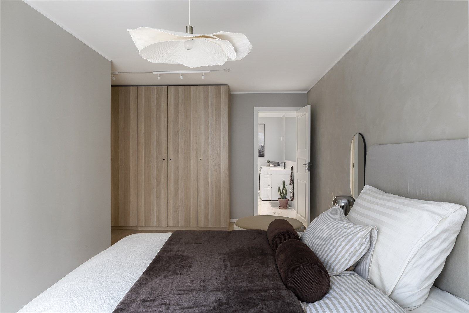 Soverommet har også direkte adkomst til eget bad i en praktisk en suite-løsning. Galleribilde