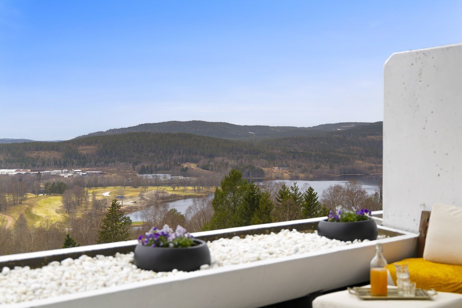 Herfra kan man virkelig nyte den storslåtte panoramautsikten og de gode solforholdene gjennom dagen og utover ettermiddagen og kvelden. Galleribilde