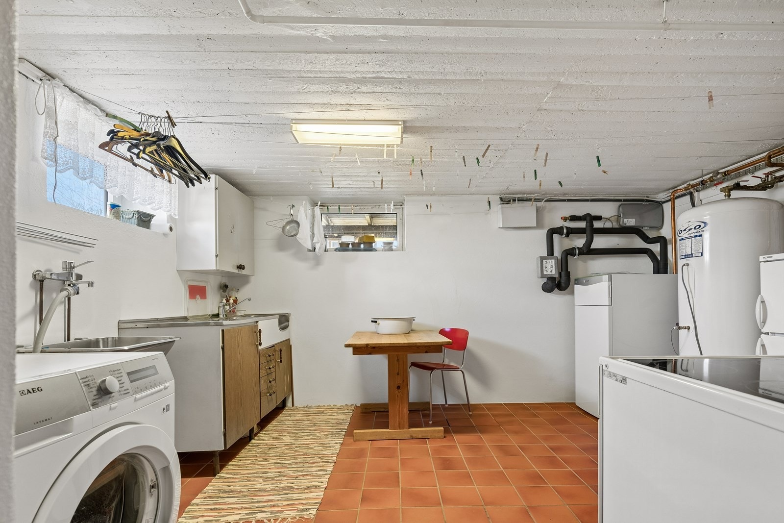 Romslig vaskerom med benkeinnredning m/servant og godt med skapplass. Galleribilde