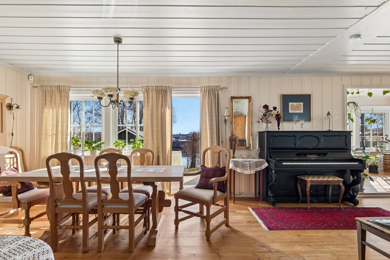Fra spisestuen er det utgang ut til terrassen. Galleribilde
