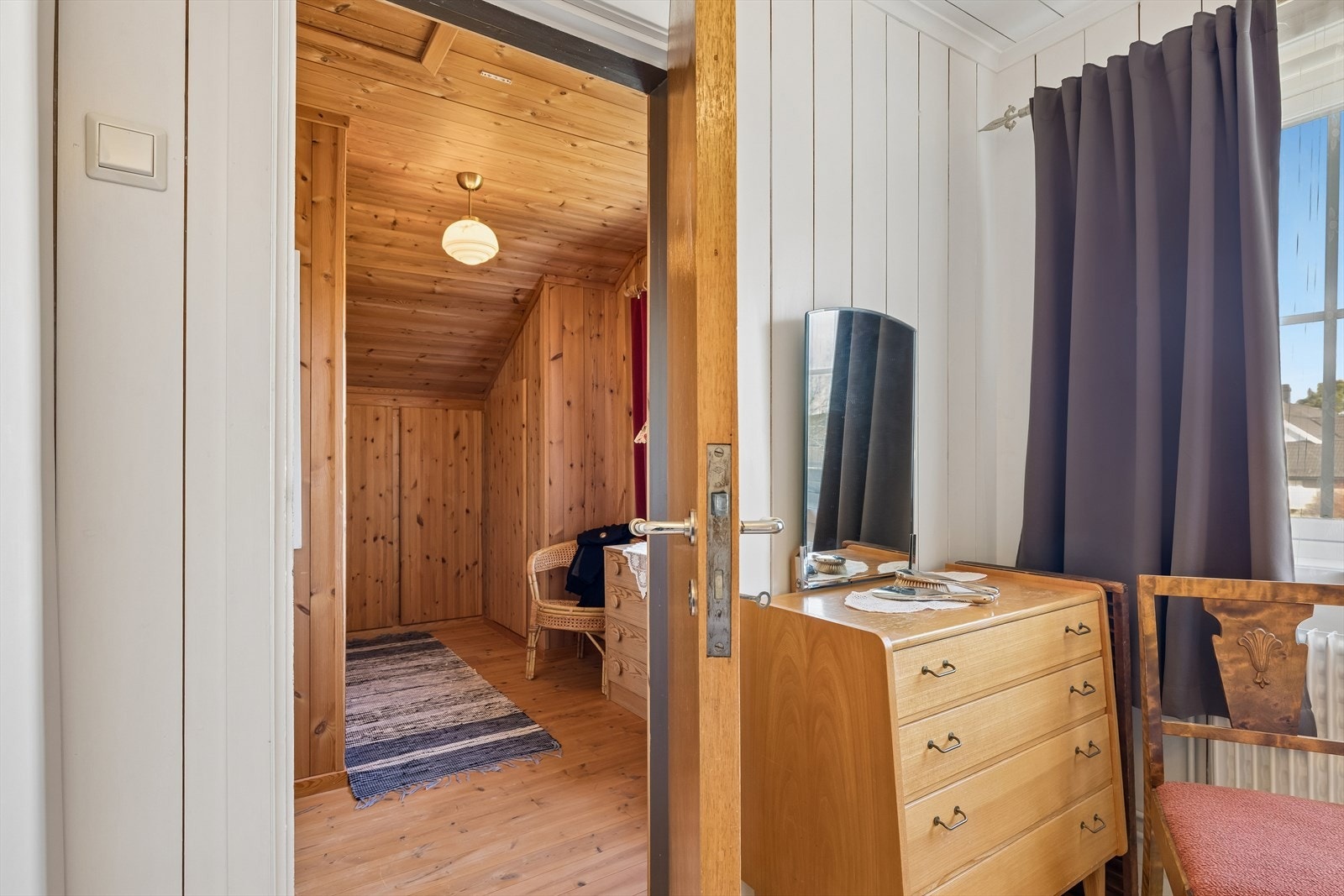 I tilknytning til rommet et et praktisk garderoberom. Galleribilde