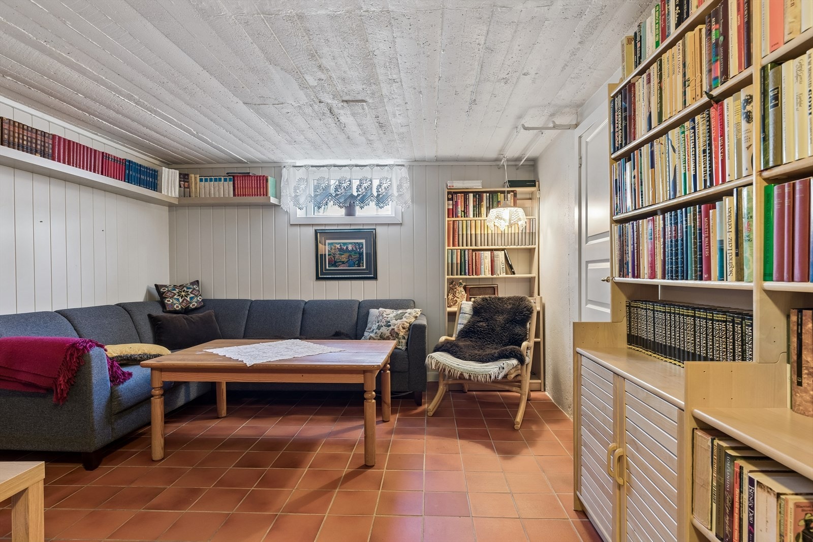 Den romslige kjelleren ble pusset opp i 2013 og inneholder bla. kjellerstue, vaskerom, wc, bad m/badstue og boder. Galleribilde