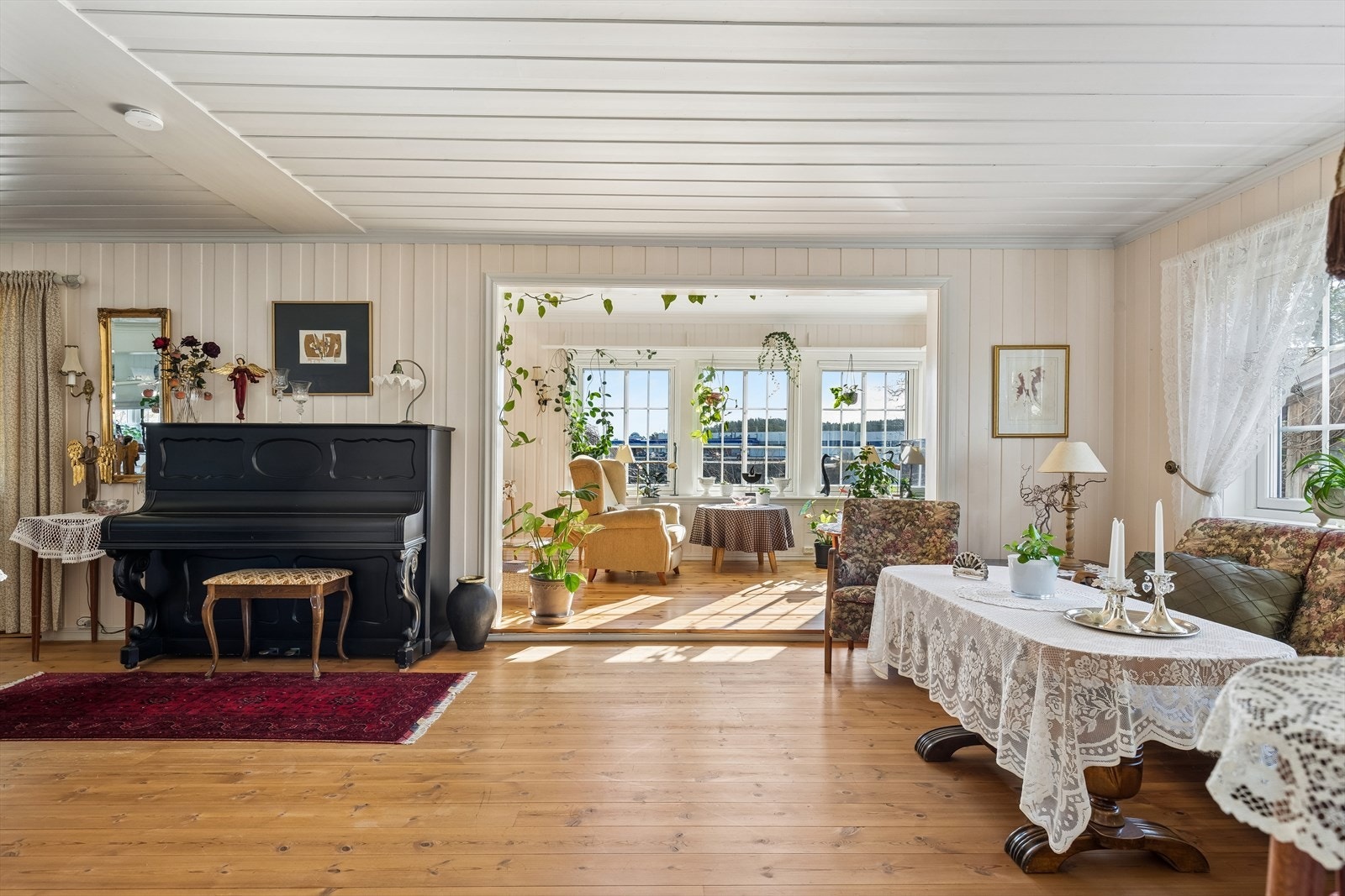 Den romslige stuen byr på flere soner med sittegrupper. Galleribilde