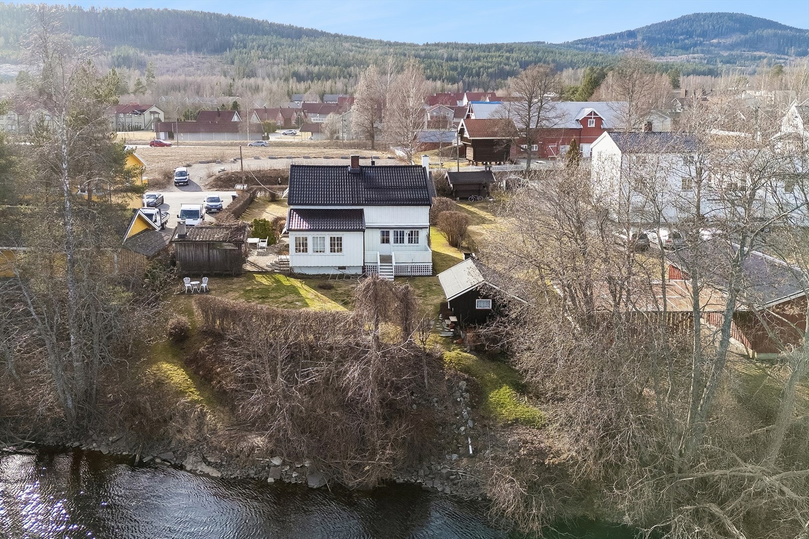 Denne flotte eiendommen har en helt unik beliggenhet ved Glomma - her får du din egen strandlinje! Galleribilde