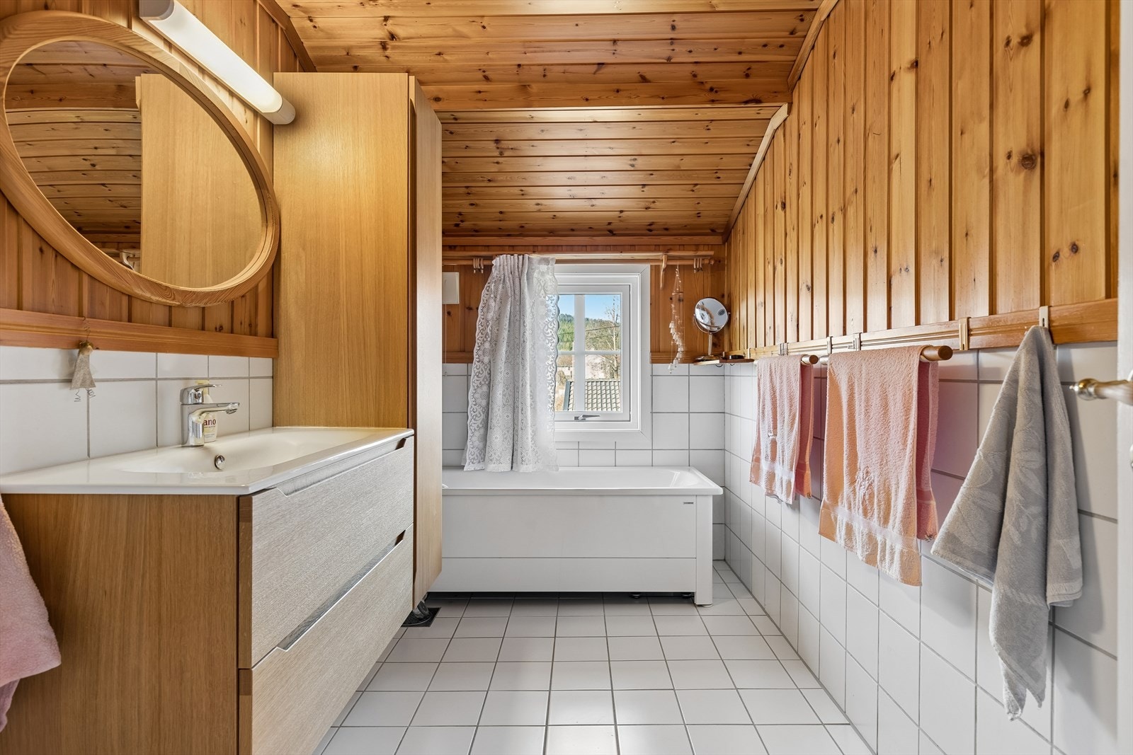 Bad med fliser med varme i gulv. Badet ble oppgradert med ny baderomsinnredning, toalett og badekar m/dusjgarnityr i 2021. Galleribilde