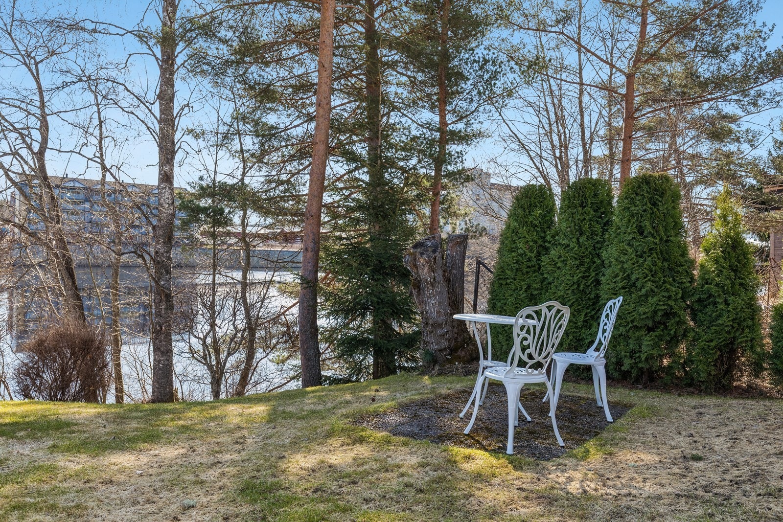 Her ligger alt til rette for late sommerdager, og hyggelige kvelder ved vannkanten. Galleribilde