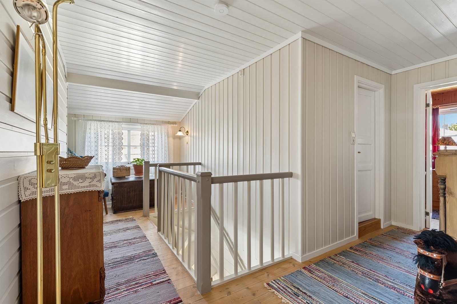 I 2. etasje finner man gang, 3 soverom, bad og en garderobe. Galleribilde