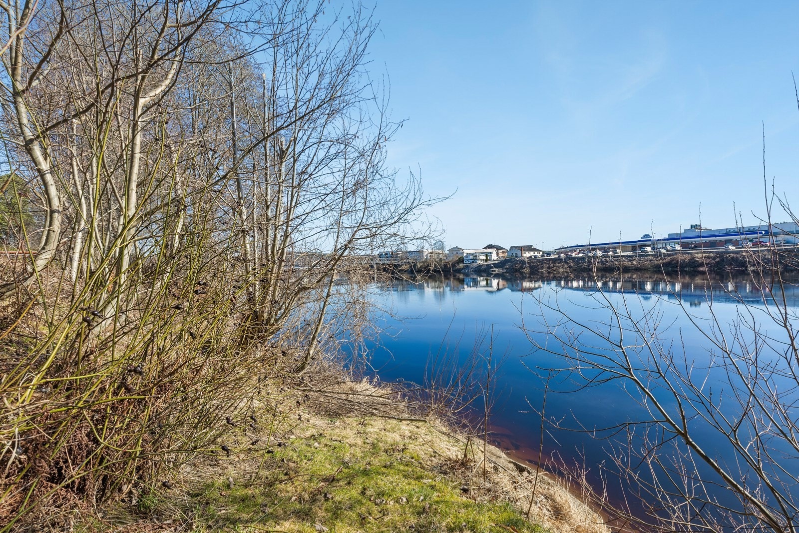 Fra tomten ser man over til sentrum av Skarnes og Parken kjøpesenter. Galleribilde
