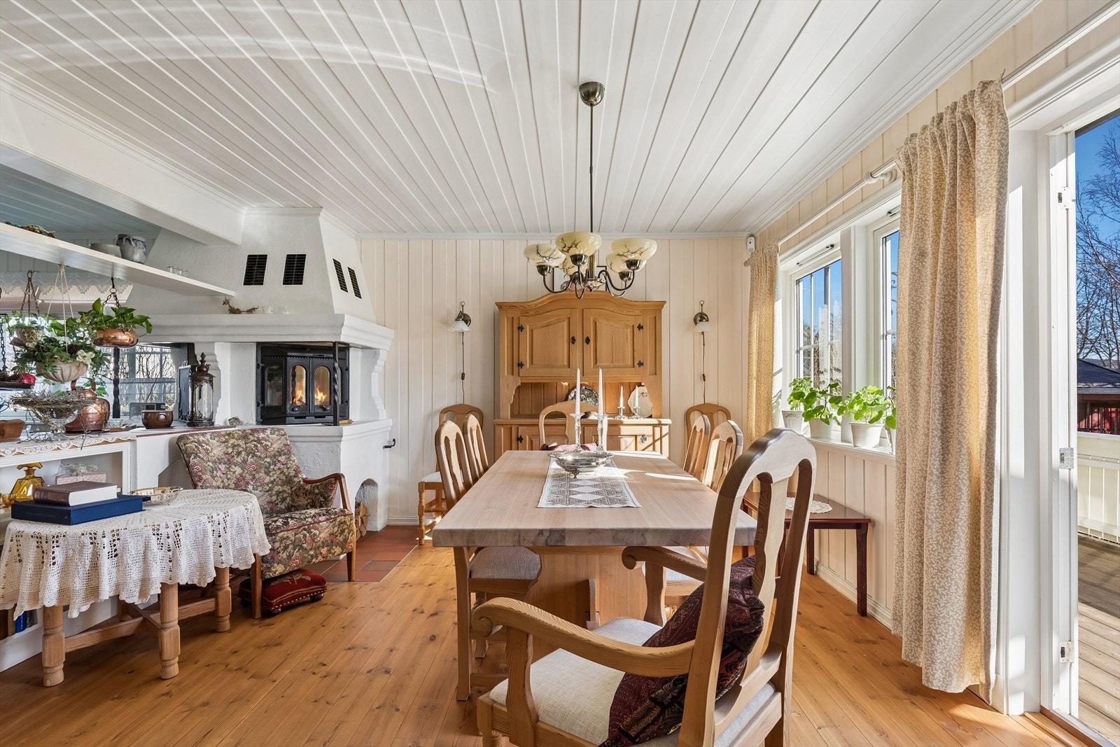 I spisestuen er også en peis, som gjestene kan glede seg over. Galleribilde