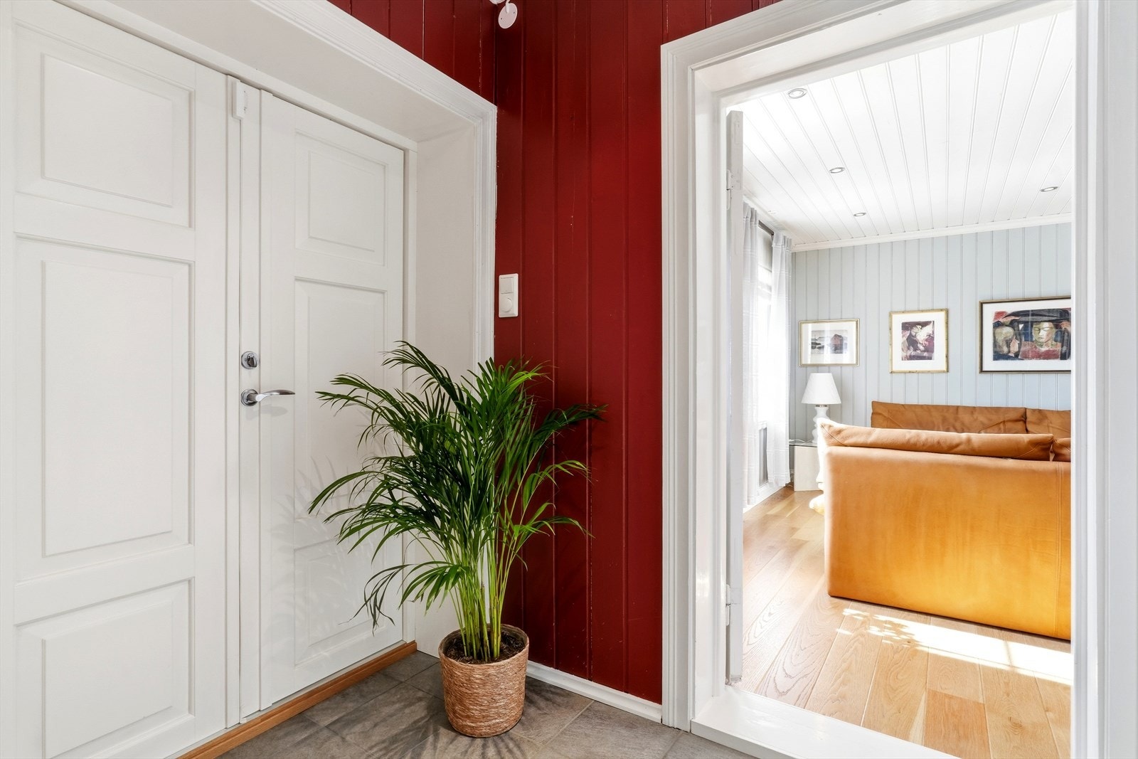 Mellom stuedel og spisestue har man en egen gang, som også har utgangsdører i retning ut mot Eikerveien. Galleribilde