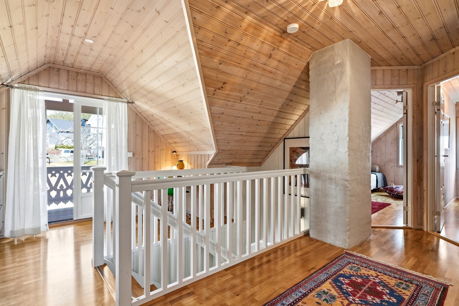 Fra trappegangen er det også direkte utgang til en 6 m² stor balkong via en dobbel balkongdør. Balkongen har fin kveldssol og vender ut mot gårdsrommet og hagen. Galleribilde