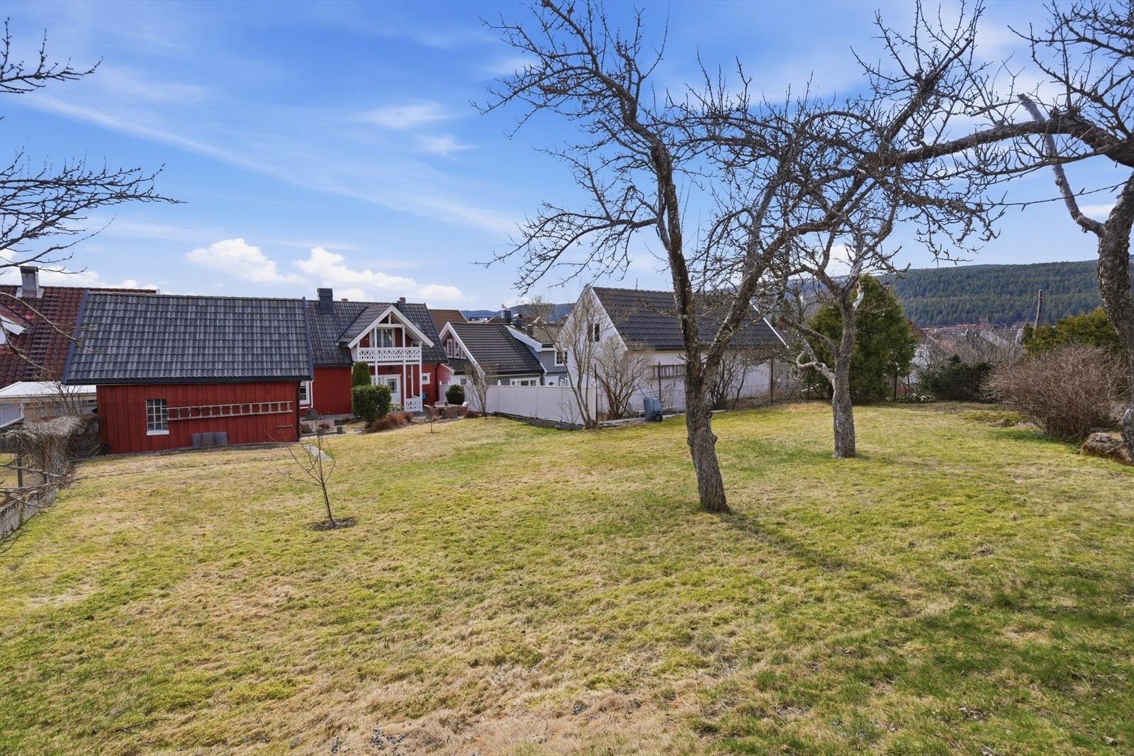 Den store, opparbeidede hagen gir rikelig med plass for lek og aktiviteter. Her er boltreplassen god, og mulighetene mange. Et rom for de med ''grønne fingre''. Galleribilde