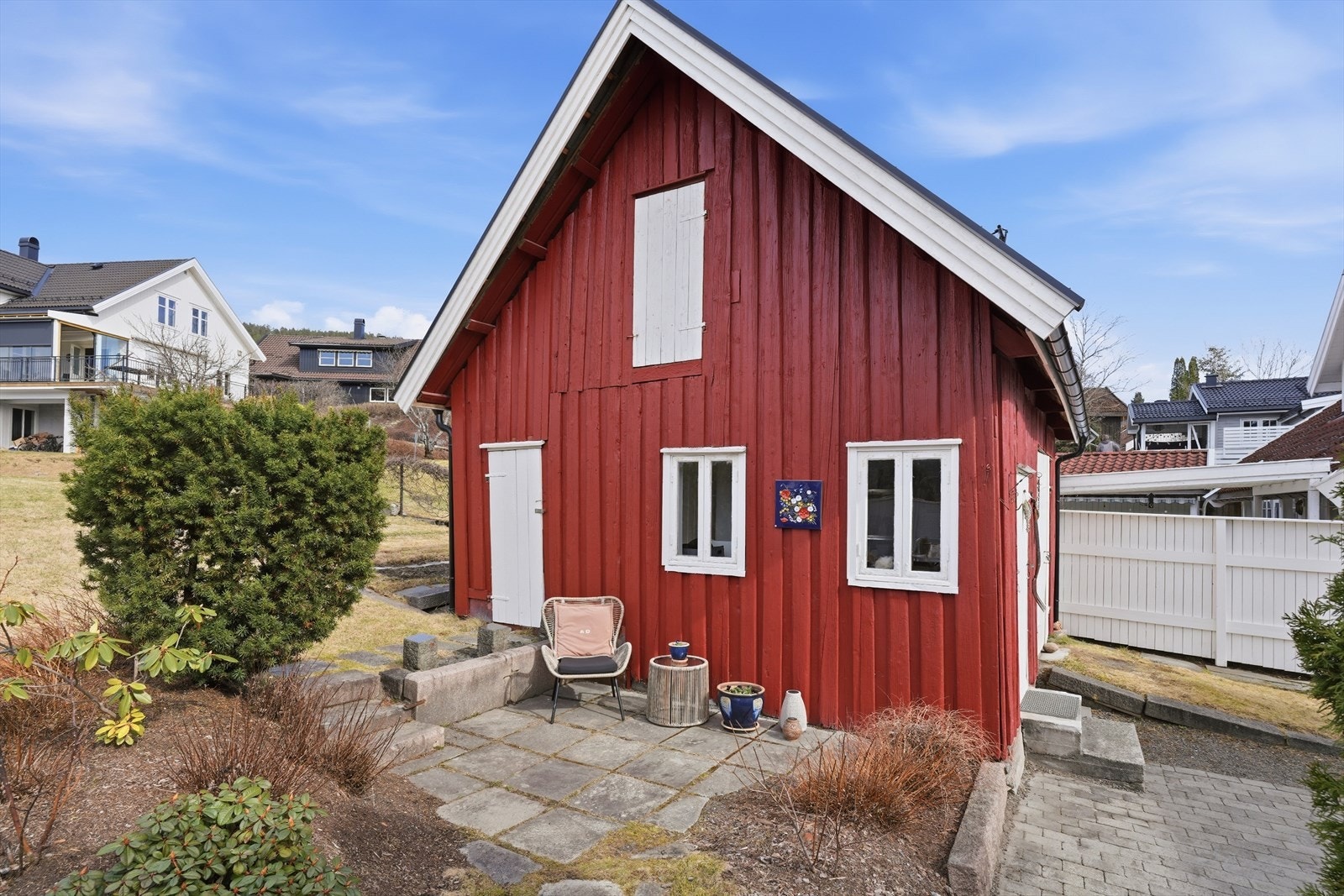 Uthuset gir verdifull lagringsplass og har et eldre, sjarmerende preg. Galleribilde