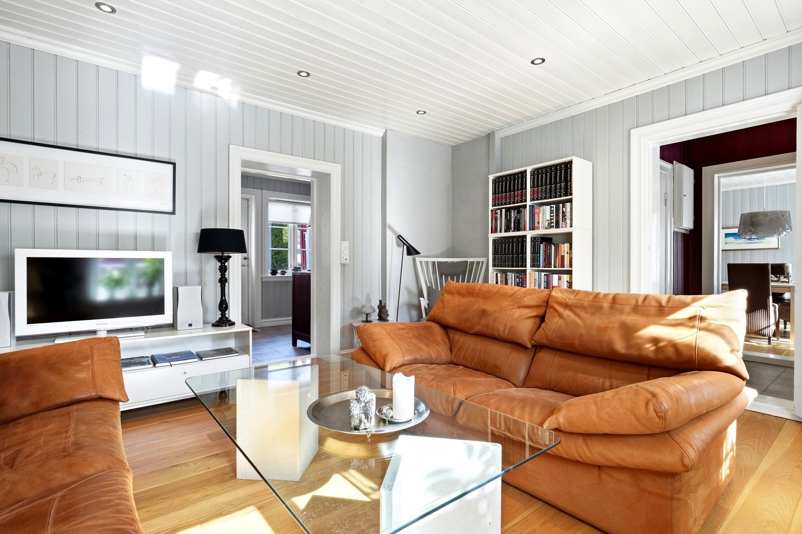 Rommet har en god romfølelse og det er åpen forbindelse både mot spisestuen, gangen og kjøkkenet. Veggplass til tv-benk, bokhyller mv. Galleribilde