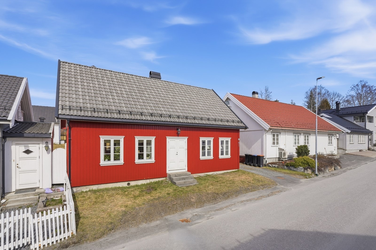 En betydelig renovert enebolig med en flott og skjermet bakhage som byr på idylliske omgivelser. Galleribilde