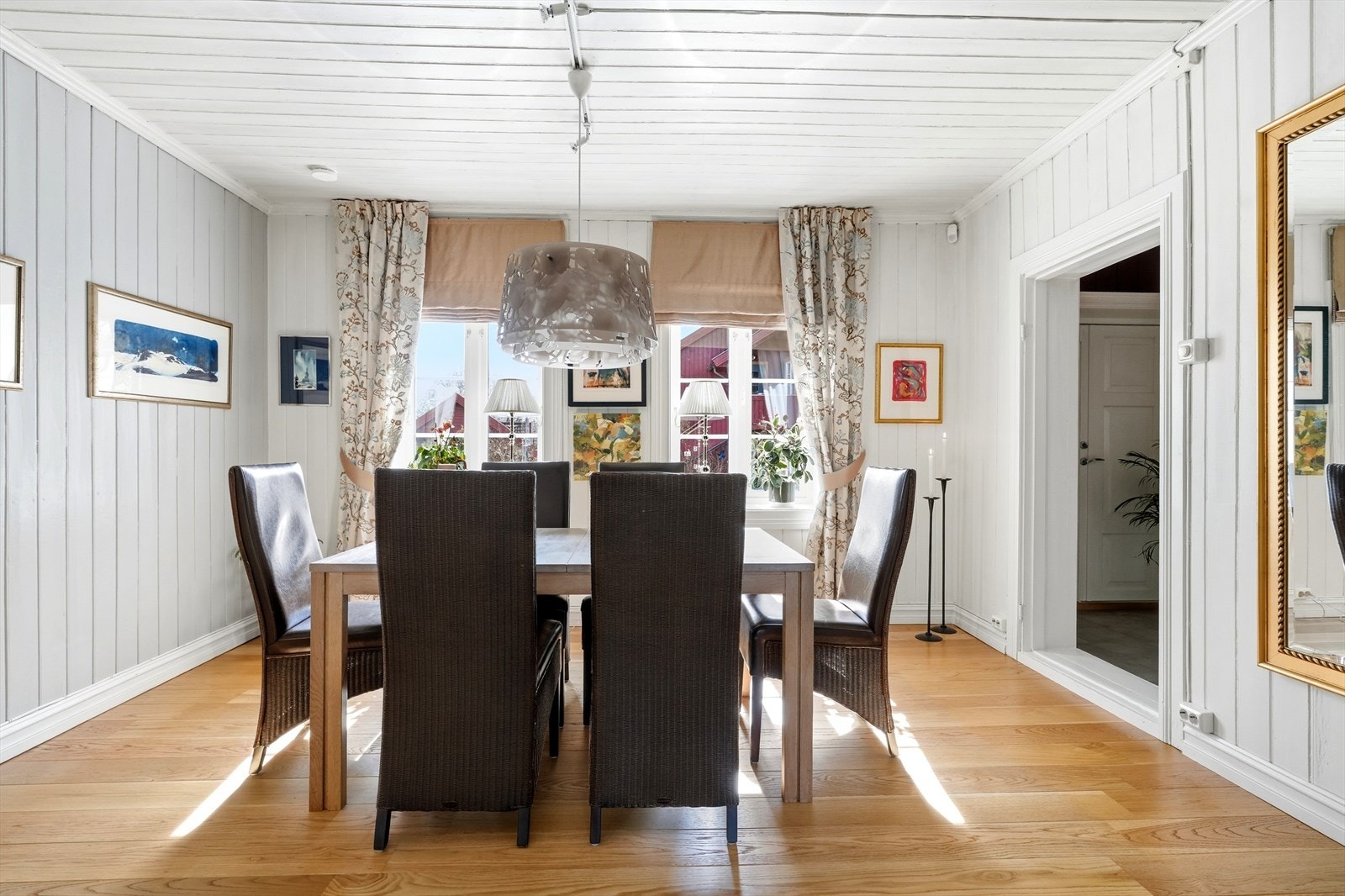 Lyst og koselig med plass til et bedre middagsselskap. Galleribilde