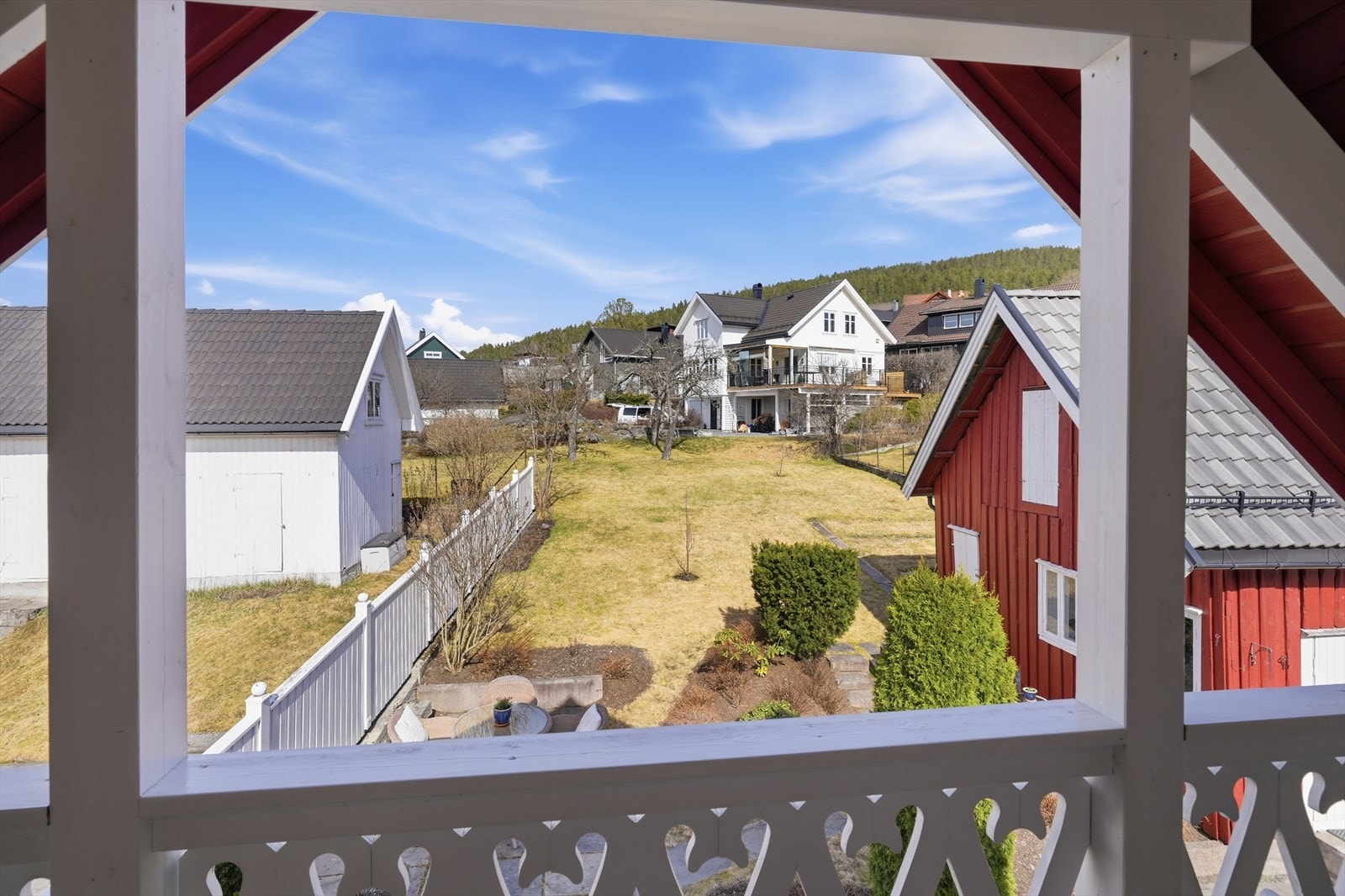 Fra balkongen er det utsikt over den koselige bakhagen og gårdsrommet mot uthuset Galleribilde