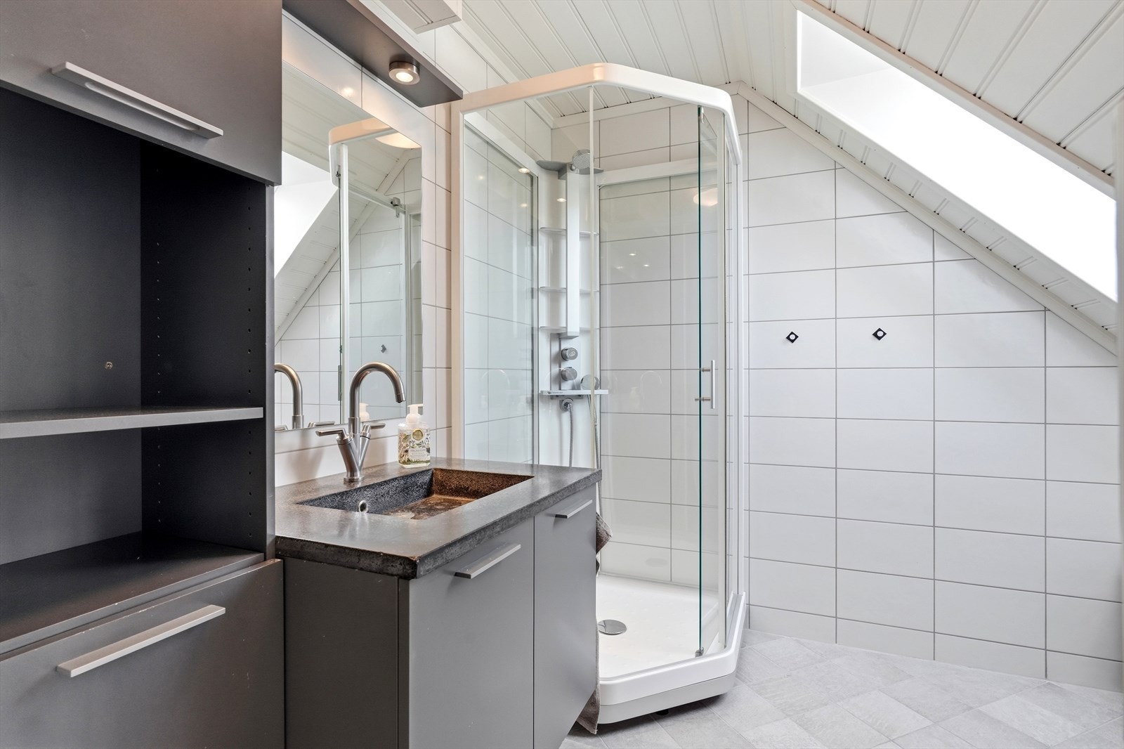 I andre etasje finner man også hovedbadet. Rommet er utstyrt med dusjkabinett, servant med innredning og elektrisk styrt vifte. Galleribilde