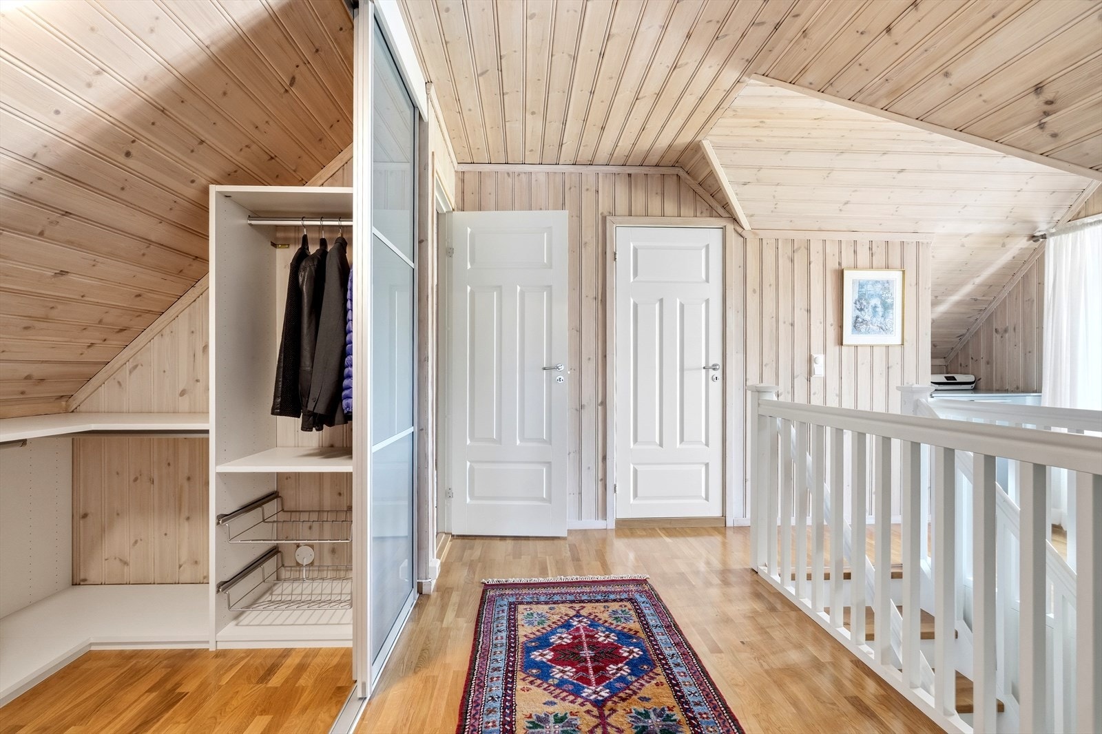 Har får man rikelig med oppbevaringsplass til klær og diverse, i det som fremstår som en egen walk-in garderobe. Galleribilde