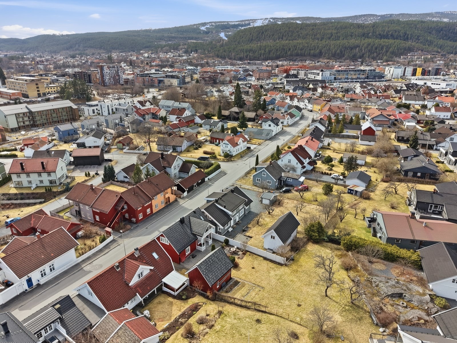 Her bor du sentralt i Kongsberg, med gangavstand til sentrum og togstasjon (ca. 8 min). Galleribilde