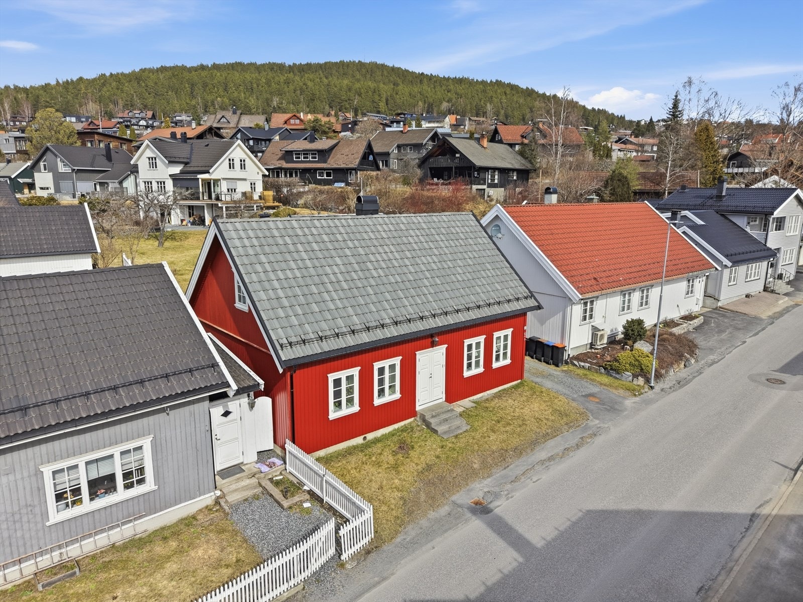 Eiendommen ligger i et etablert boligområde med karakteristisk trehusbebyggelse. Galleribilde