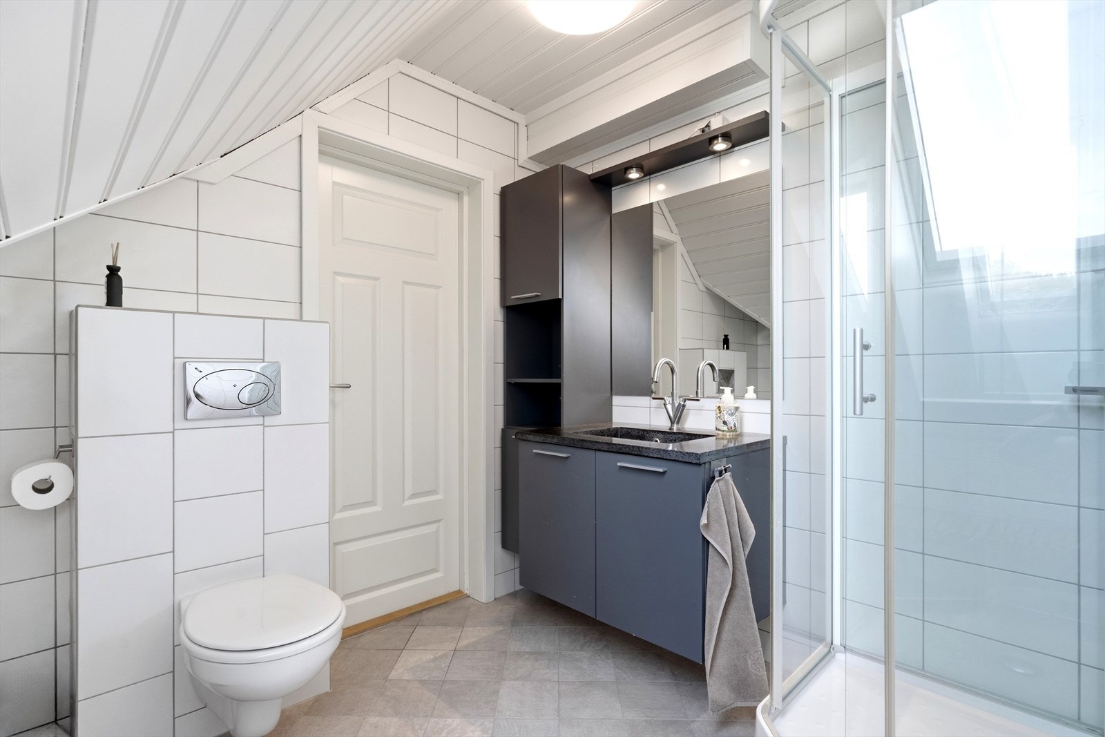 Badet i andre etasje ble bygget nytt i 2009. Her er det flislagt gulv med varmekabler og vegghengt toalett. Galleribilde