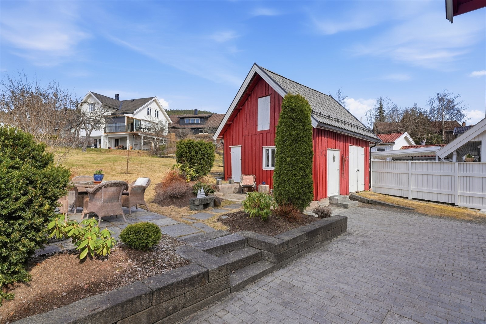 Eiendommen inkluderer et uthus på 27 m² med boder og en eldre, enkel garasjeplass. Galleribilde