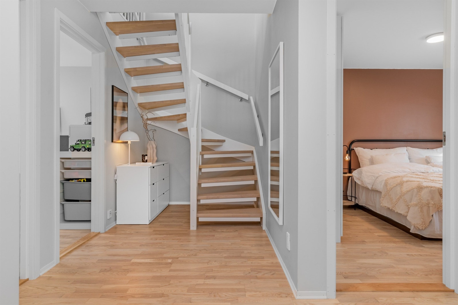 Underetasjen består av entré/gang, bad og tre soverom. Galleribilde