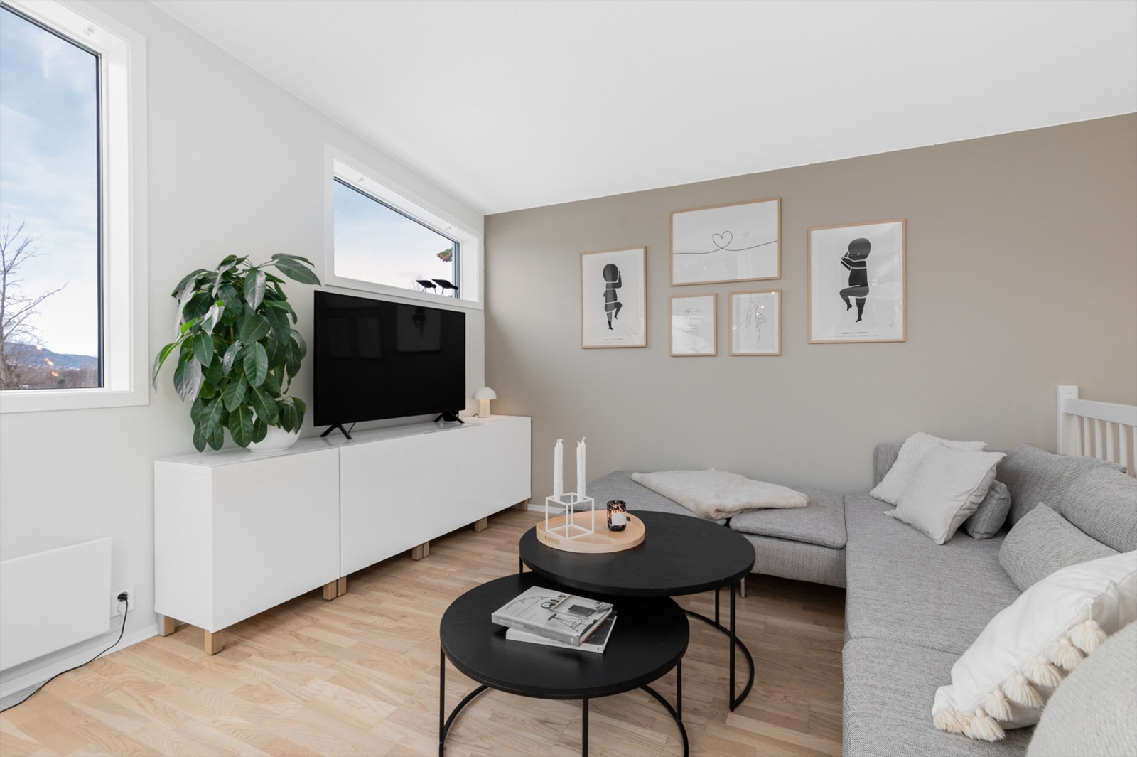 Stilren stue på 28 kvm, malt i lyse og behagelige farger. Galleribilde