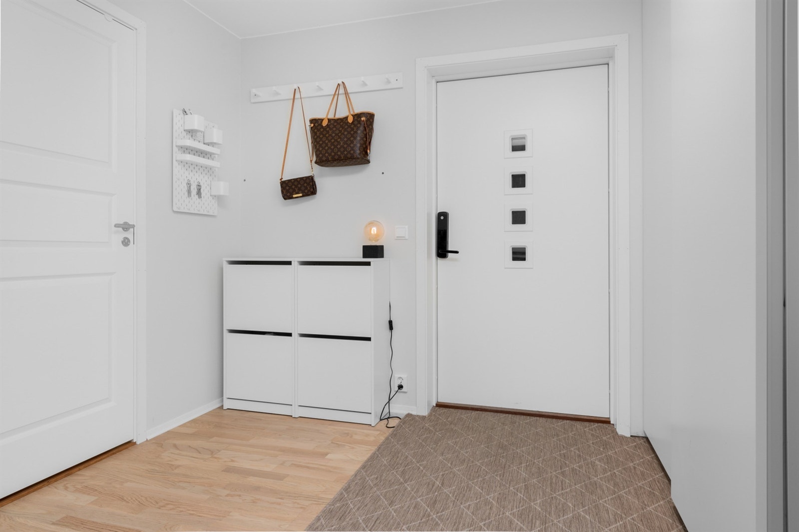 Velkommen inn! Romslig entré/gang på 11 kvm med god plass til oppbevaring av yttertøy og sko. Boligen har parkering i carport og disponerer en bod på 5 kvm i forbindelse med inngangspartiet med ytterligere lagringsmuligheter. Galleribilde