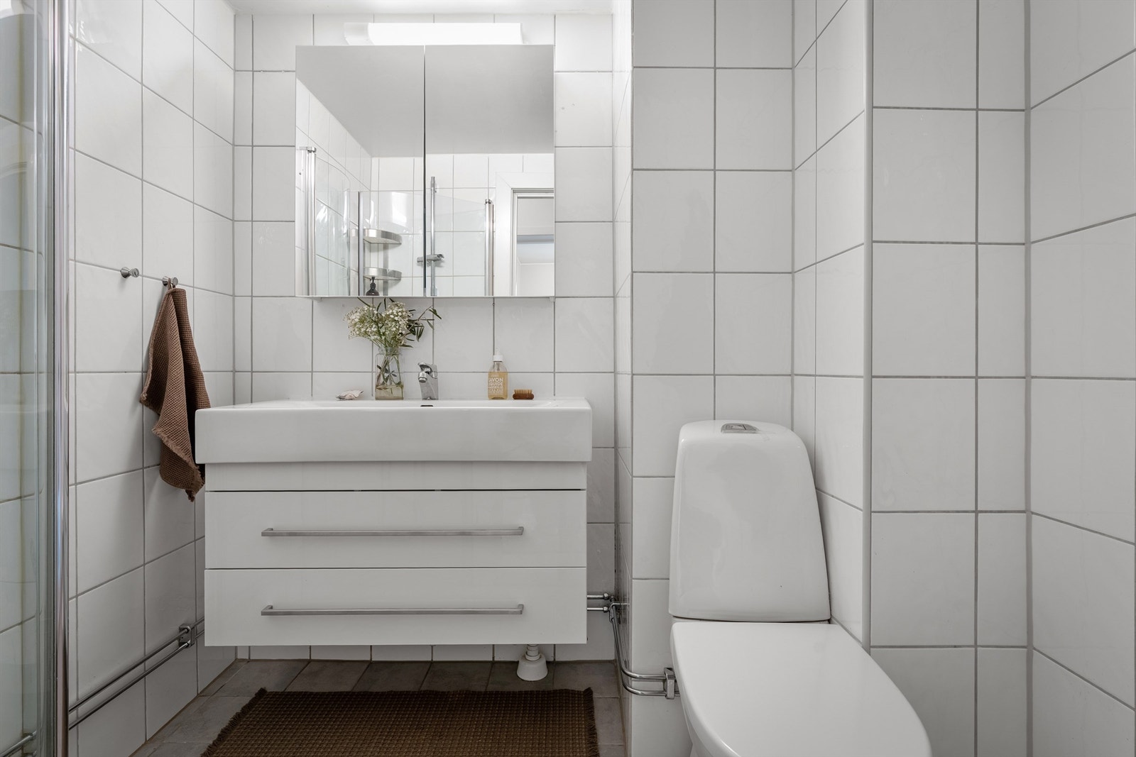 Badet ble pusset opp i 2006 i regi av borettslaget og er utstyrt med baderomsinnredning og speilskap. Galleribilde