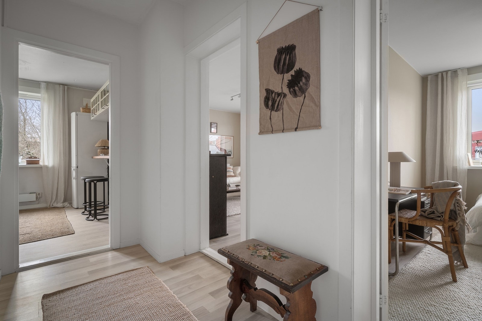 Entréen gir et godt førsteinntrykk og har adkomst til alle rom i leiligheten. Galleribilde