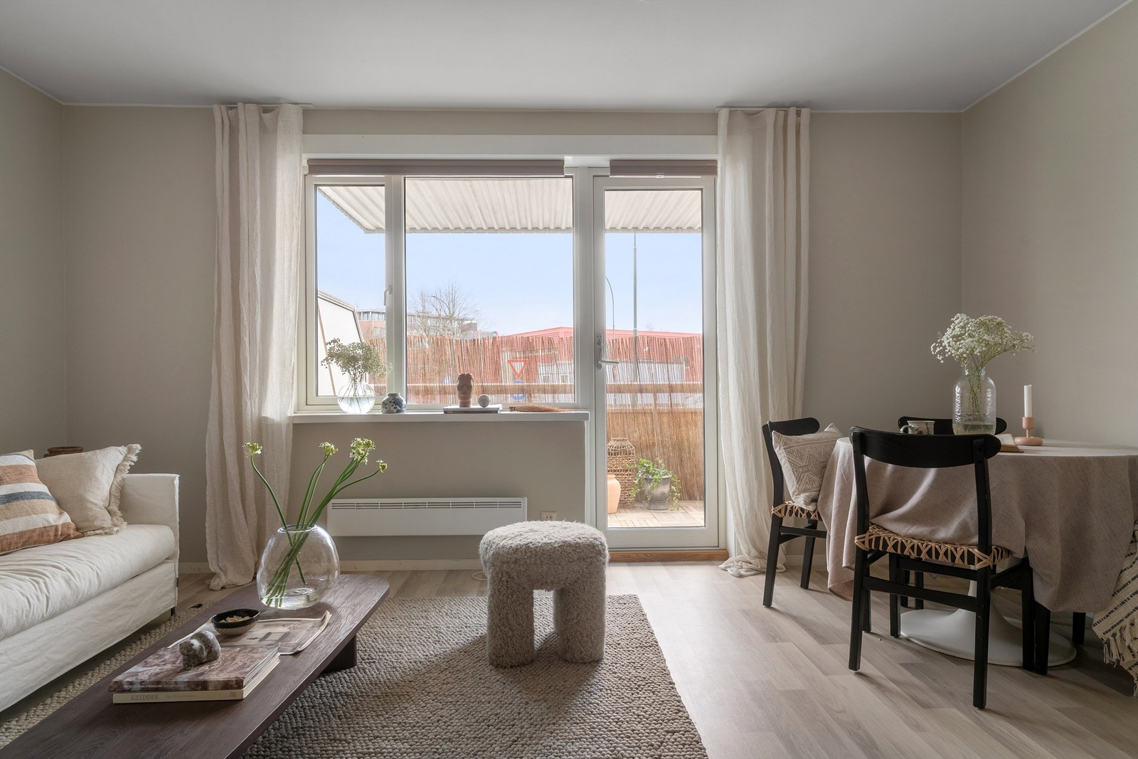 Fra stuen er det direkte utgang til balkong. Galleribilde